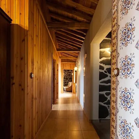 Welcoming House In With Mountain View *