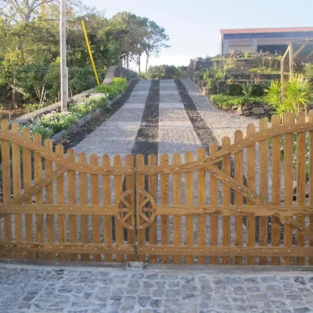 Welcoming House In With Mountain View
